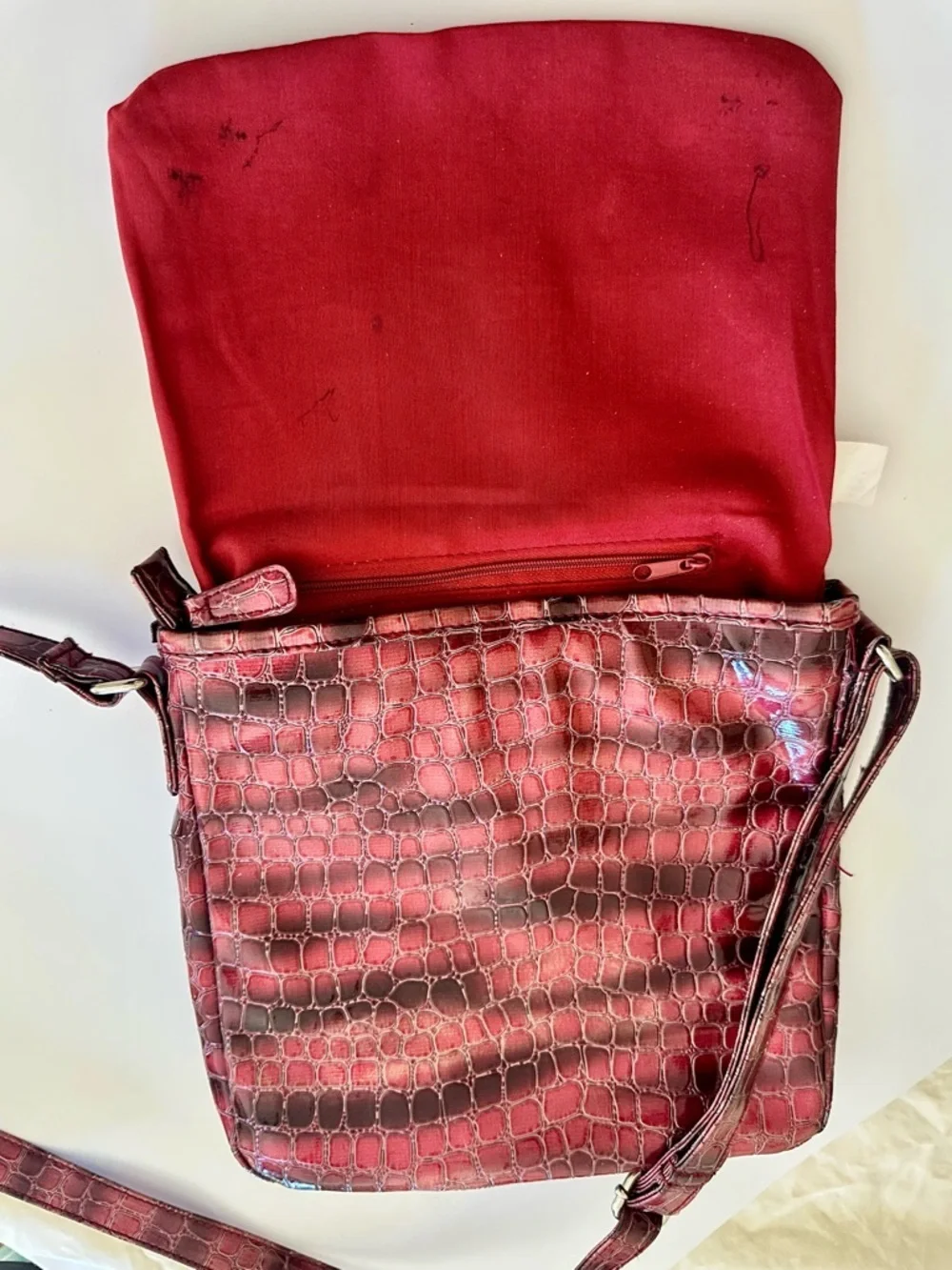 Red Croc Embossed Crossbody Bag | Faux Leather Y2K Style Shoulder Purse - Picture 3 of 6